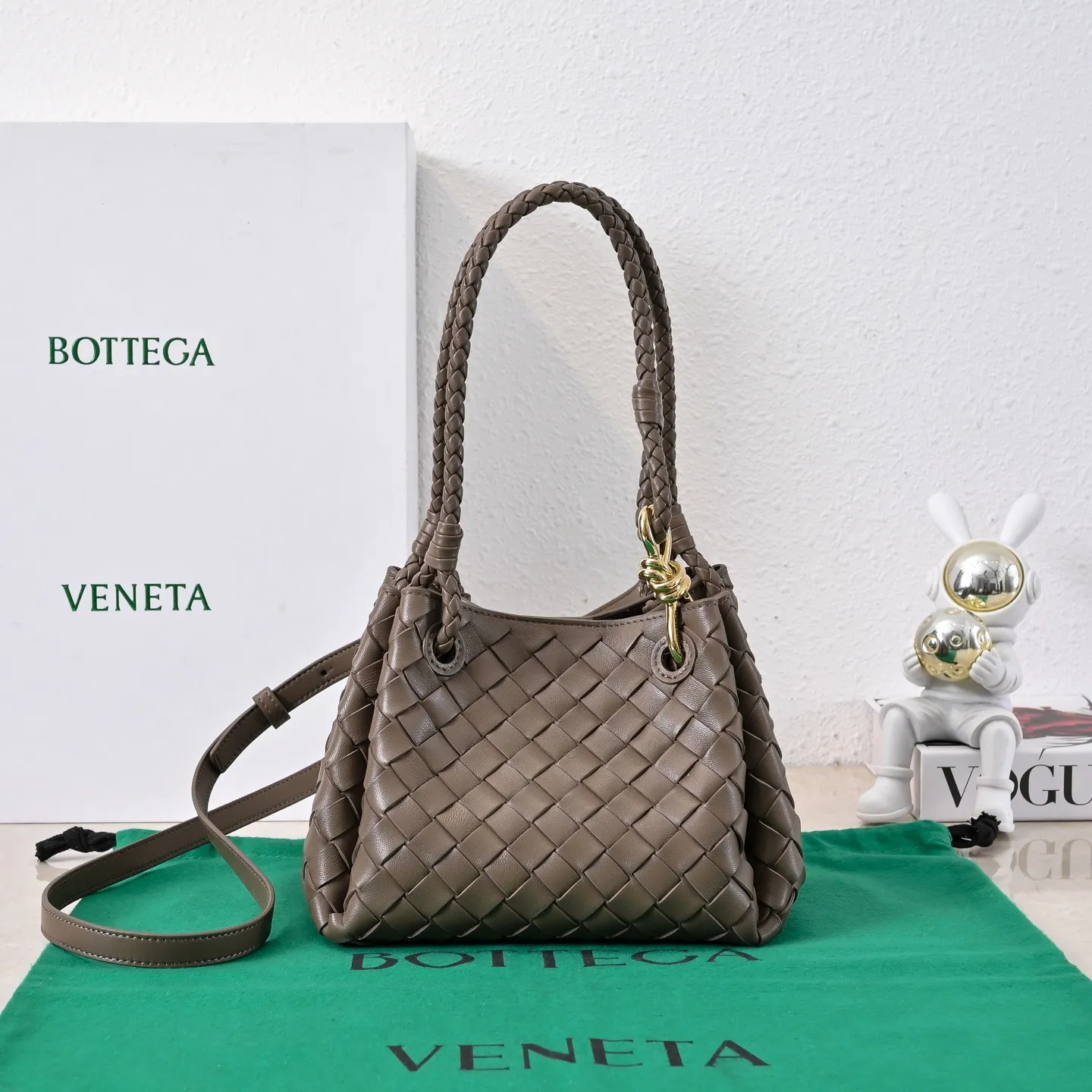 Batch 1760 BV home is new! Andiamo combines Bottega Veneta archives parachute handbags to inherit retro elements and integrate modern trends. The same style as Shu Qi's Beijing Night. It is a continuation of the classic bag. It has three functions: hand carry, shoulder and cross-body. It is embellished with metal brass knot buckles. The capacity of the small one is amazing. It can easily hold sunglasses in a box/small bottle of water/powder powder/charger and other daily necessities when going out. The upper body is versatile. Style number: 6569 Size: 21*17*16.5cm